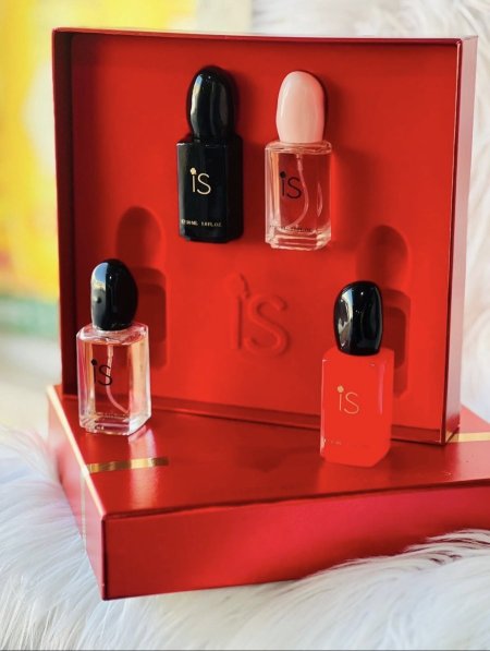 هذه هي مجموعة عطور "سي" (Si) الرباعية بحجم صغير،